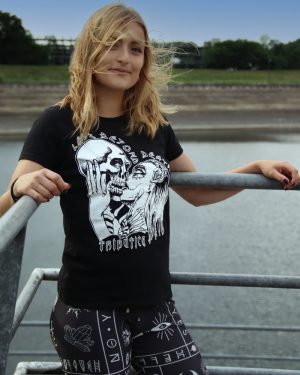 alt="Schwarzes Tributica Shirt mit düster-romantischem Design – fair produziert"