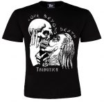alt="Love beyond death Unisex Shirt von Tributica – schwarzes T-Shirt mit Totenkuss-Motiv"
