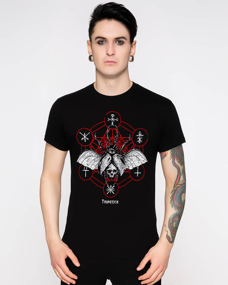 Beetle Red Version alt="Beetle of Death Red Version – Männer Bio T-Shirt in Schwarz mit rotem Motiv, Vorderansicht"