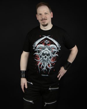 alt="Nachhaltiges Tributica Shirt mit Eye of Evil Motiv in Rot für Damen und Herren"
