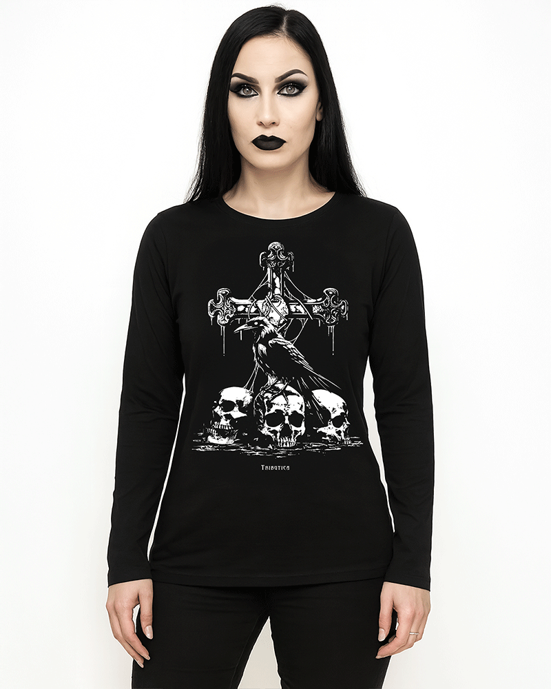 RavenLongSleeve alt="Raven Long Sleeve von Tributica – Long Sleeve mit Skull und Raben"