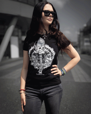 lt="Schwarzes Streetwear T-Shirt mit radikaler Botschaft – Tributica Godless"