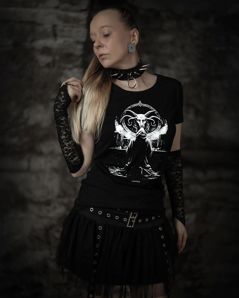 PriestGirlie alt="Priest Girlie von Tributica – Girlie mit Skull und Priester"