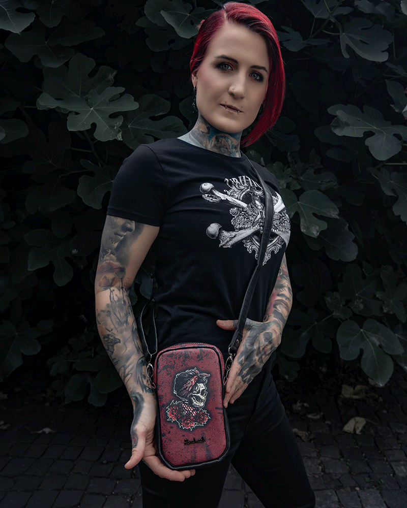 SMARTPHONETASCHE Smartphonetasche Skull von Enomis Manufaktur – 100 % Handmade aus Kunstleder mit Nappastruktur. Kompakte Gothic Tasche mit verstellbarem Gurt.