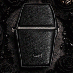 Smartphonetasche Sarg Schwarz von Enomis Manufaktur – 100 % handmade aus Kunstleder. Gothic Sarg-Design mit praktischem Staufach und Gurt.
