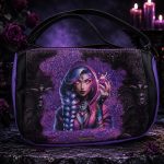 Die Crossbody Handtasche Crystal Girl überzeugt nicht nur mit ihrem auffälligen Design, sondern bietet auch praktische Ausstattungsdetails für den Alltag. 🖤 Design: Crystal Girl 🖤 Hersteller: Enomis Manufaktur 🖤 Herstellung: 100 % Handmade 🖤 Material: Kunstleder mit leichter Nappastruktur 🖤 Materialstärke: ca. 0,9 mm 🖤 Materialgewicht: ca. 700 g/m² 🖤 Maße: ca. 30 × 24 × 11 cm 🖤 Verschluss: Reißverschluss mit zwei Zippern 🖤 Innen: kleines Steckfach 🖤 Außen: kleines Steckfach 🖤 Gurt: längenverstellbar bis ca. 140 cm