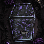 Smartphonetasche Sarg Lila Rosen von Enomis Manufaktur – 100 % handmade, Gothic Sarg-Design mit lila Rosen, Staufach und verstellbarem Gurt.